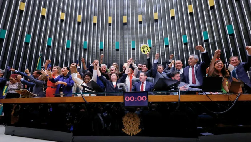 Câmara aprova fim da escala 6×1 e reduz jornada semanal para 40 horas