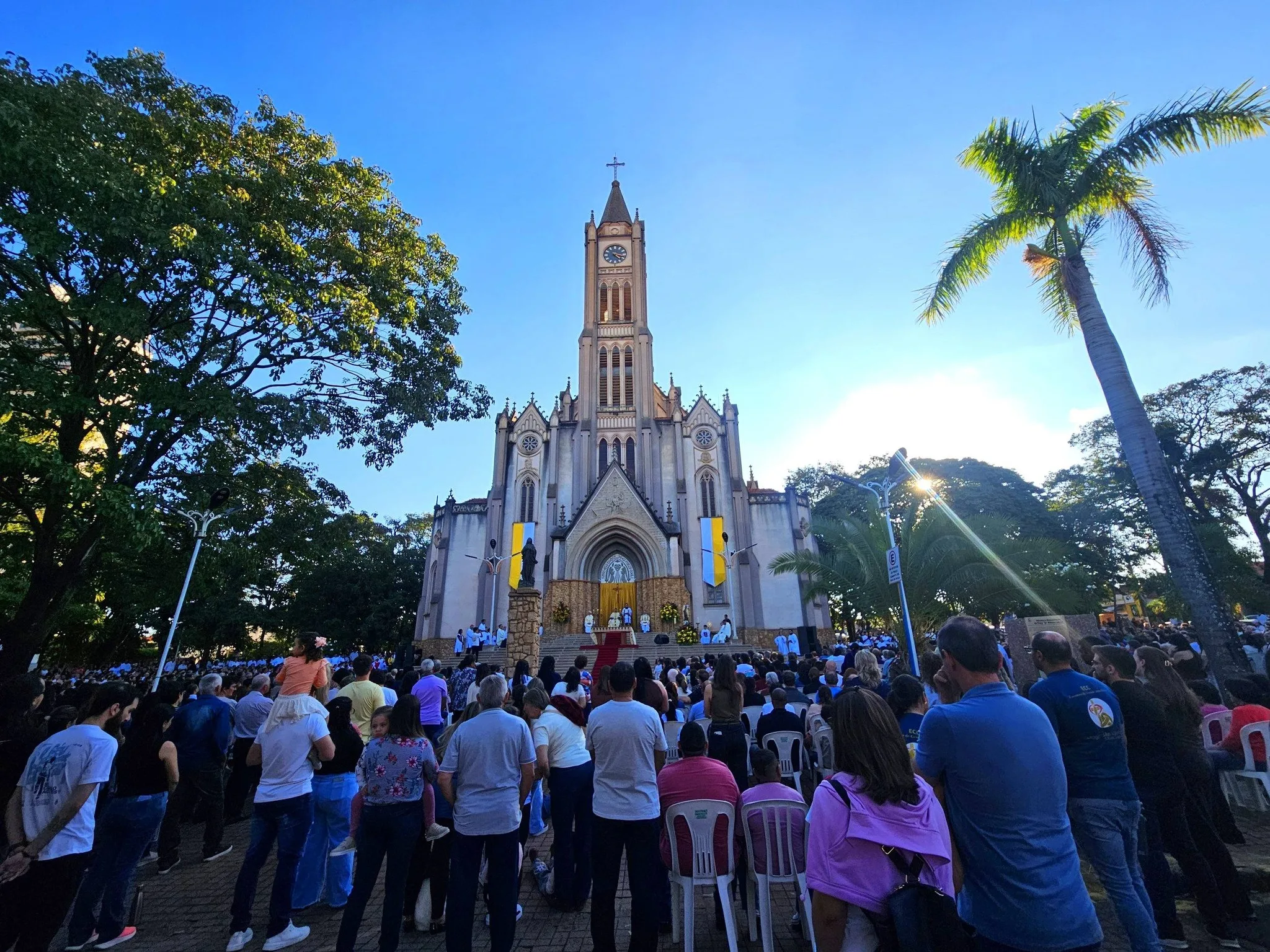 
  Corpus Christi reúne mais de 2 mil fiéis e transforma ruas de Taquaritinga em cenário de fé e arte