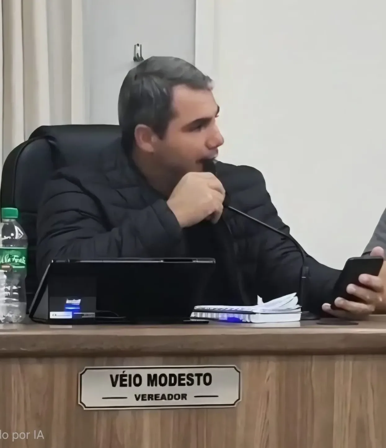 
  Véio Modesto cobra licitação para transporte escolar e questiona contrato emergencial