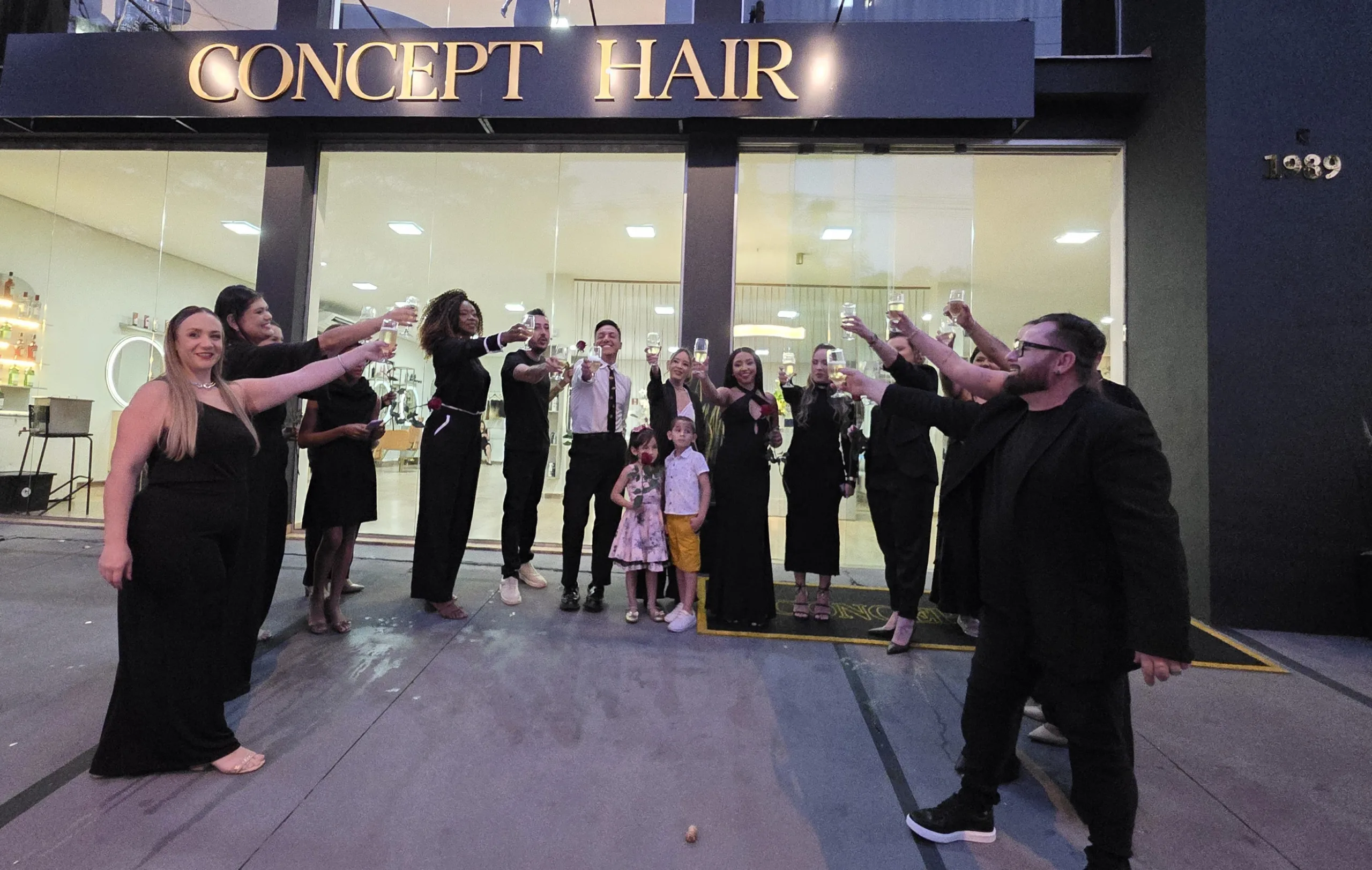
  Jhonatas Cozin inaugura Concept Hair e surpreende com projeto de alto luxo