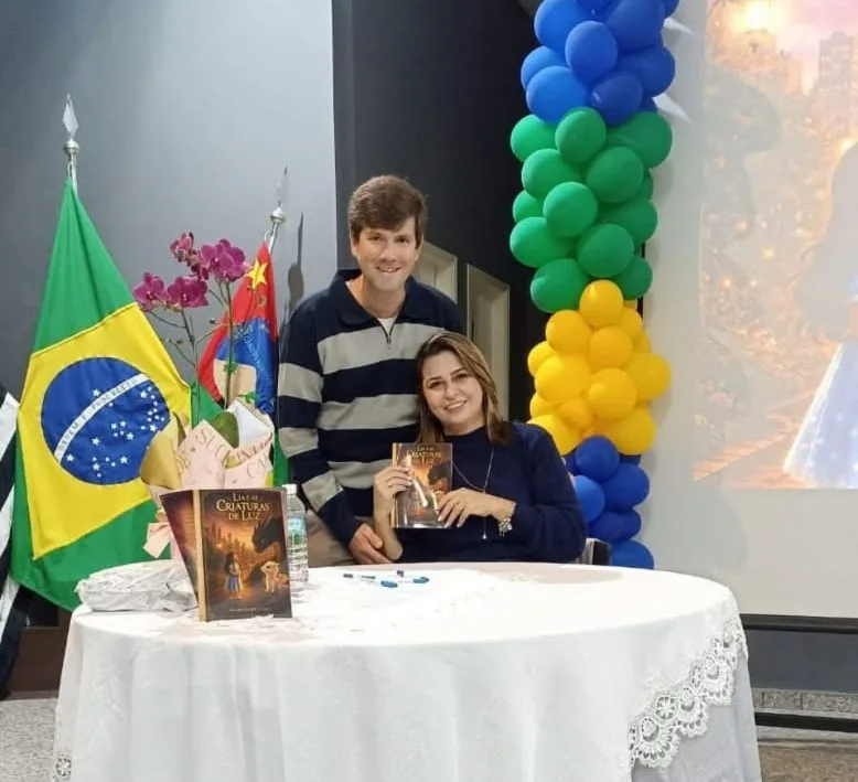 
  Nádia Volpi celebra sucesso no lançamento do livro infantil “Lia e as Criaturas de Luz”