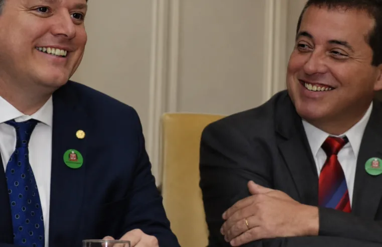ENQUANTO ALGUNS PROMETEM, OUTROS ENTREGAM