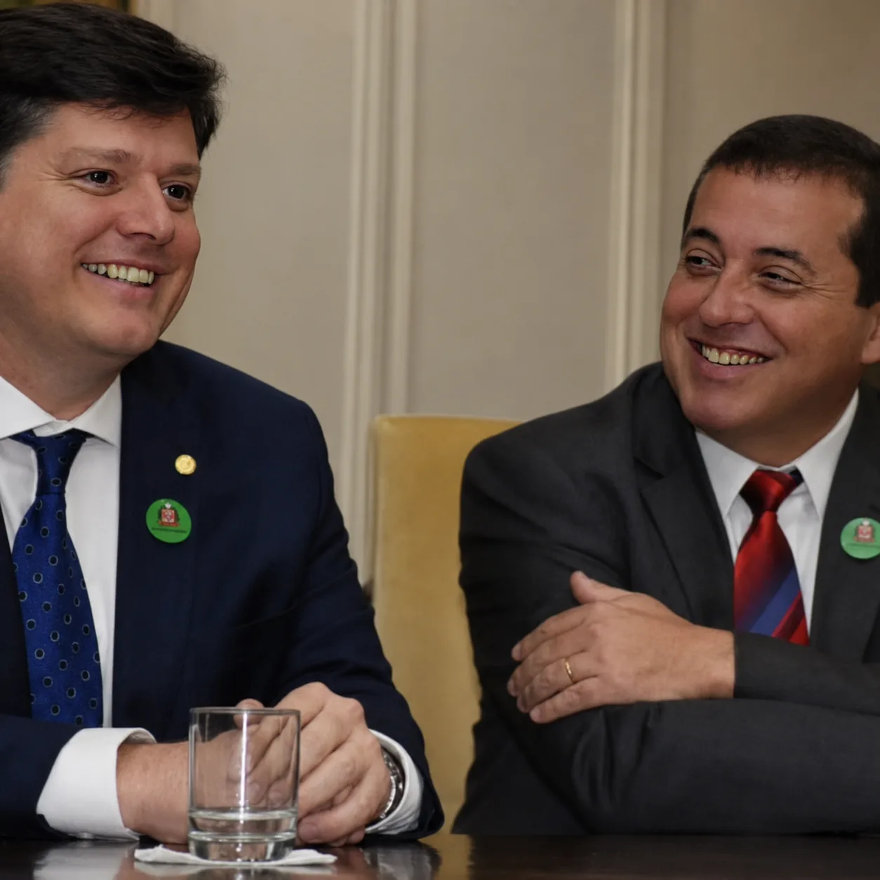 ENQUANTO ALGUNS PROMETEM, OUTROS ENTREGAM