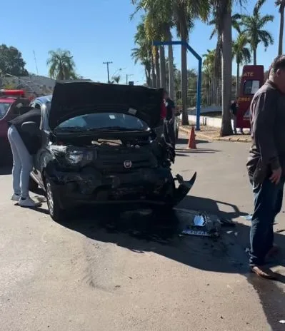 Acidente entre Tracker e Uno deixa motorista ferido em cruzamento