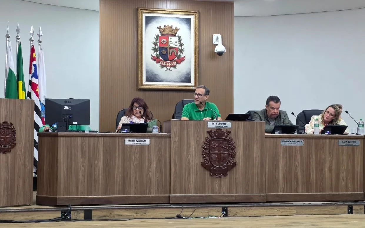 
  Câmara retira projetos polêmicos e aprova apenas créditos