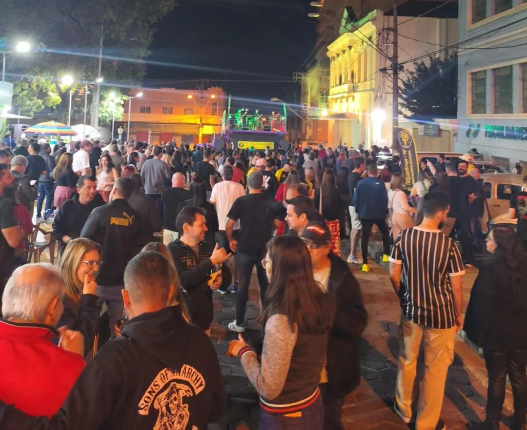 
  Boulevard “Guilherme Mantese” vira palco do rock e reúne grande público