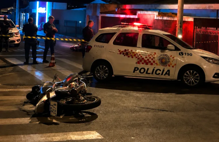 Jovem fica ferida em colisão entre motocicleta e viatura da PM