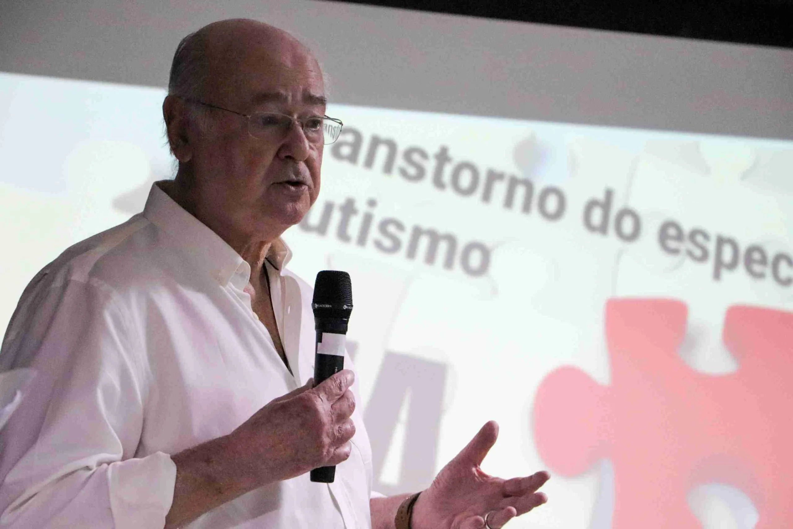
  Dr. José Salomão Schwartzman fala sobre autismo em palestra na Câmara