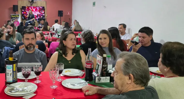 Sábado de casa cheia e muita música na Pizza Kid