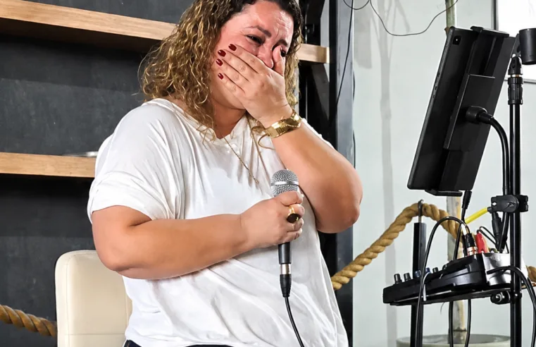 Marcela Oliveira canta “Pai”, embarga a voz e emociona público no Quintal do Villa’s