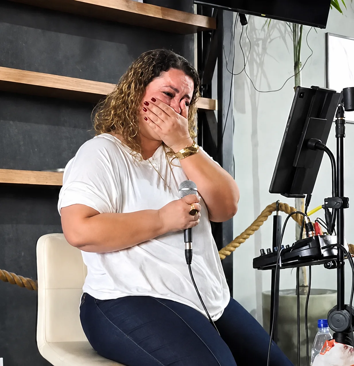 
  Marcela Oliveira canta “Pai”, embarga a voz e emociona público no Quintal do Villa’s