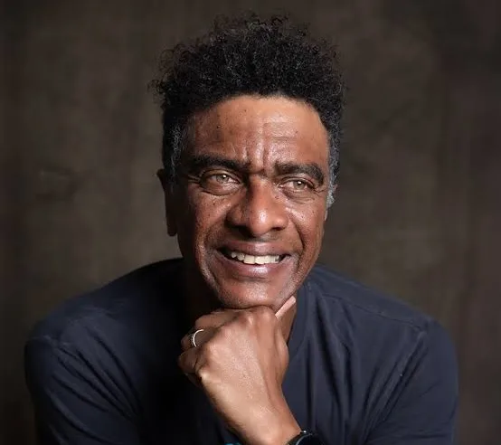 Helio De La Peña sobe ao palco do Centro Cultural São Pedro hoje
